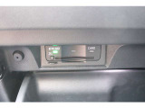 ETCユニットはグローブボックスの中に装着されています。こちらの車両はDSRC(ETC 2.0)に対応していますので、渋滞情報などリアルタイムでナビに反映されます