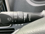 レバー上の表示で操作項目を確認しやすく、運転席から手元の機能を把握できます。天候に合わせて使う際にも、表示を見ながら迷いにくい配置です。