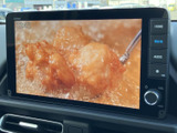 テレビ番組の映像を楽しめる画面を備えています。停車中の休憩時間などに視聴でき、画面も大きく内容を確認しやすい仕様です。安全のため、視聴は停車中にお楽しみください。