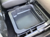 助手席の下には取っ手付きの物入があります!汚れても外して洗えます!