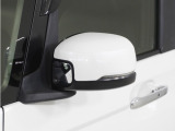◆ドアミラーウインカー◆ドアミラーにウインカーを装備しています。対向車に自身の進行方向を合図し安全に運転できます。