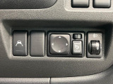 【電動格納ミラー】サイドミラーは電動格納式となっており、狭い駐車場でもキズがつくリスクを抑えられます。