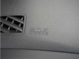 ◆助手席エアバッグ◆SRSエアバッグは、シートベルトだけでは防ぎきれない衝突時の衝撃から乗員を守るための安全装置。衝突時に瞬時に膨らみ、頭部や胸部がダッシュボードに直接衝突するのを防ぎます。
