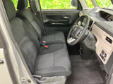 大きな窓から光が入り、運転席まわりまで見渡しやすい室内です。座面はゆとりある形状で、乗り降りもしやすい印象。落ち着いた色合いで、毎日の移動を心地よく過ごせます。