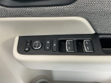 運転席のスイッチで全てのウィンドウの開閉操作を行うことができます。ロックボタンをONにしておくと、運転席以外のウィンドウは作動しないのでお子様を乗せているときなども安心ですね♪