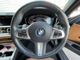 BMWのステアリングのリムは、一般的なものより少し太めにデザインされています。 これはタイヤやステアリングシャフトなどを介して伝わる路面からの入力を、しっかりと把握するためです。