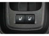 運転席と助手席には寒い日の肩や腰、冷えやすい下肢を温めてくれるシートヒーターが付いております!