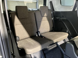 3列目には独立した座席とヘッドレストが備わり、後席にも乗車スペースを確保しています。窓から光が入り、後ろに座る方も明るさを感じられます。