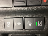 Hondaセンシング用の、VSA(ABS+TCS+横滑り抑制)解除と路外逸脱抑制機能のオンオフスイッチなどはハンドルの右側に装備しています。