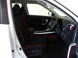 厚みがあって、座り心地が良いソファーのようなシート。運転席も助手席もリラックスしてゆったり座れます。