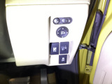 普通充電はフタを直接押し、急速充電は車内のボタンを操作して開け、あとは充電コネクターを差すだけで充電開始します。簡単な充電操作と、フタの開け方を変えることで差し間違いを防げる安心感。