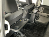 【格納式シートバックテーブル】車内でのお食事などで活躍♪カップホルダーも備えています。