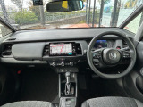 ホンダセンシング装着車となっております。衝突軽減ブレーキ、誤発進抑制機能、歩行者事故低減ステアリング、路外逸脱抑制機能、アダプティブクルーズコントロール、車線維持支援システム他、安全運転を幅広く支援。