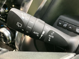 レバーには各操作を示す表示が見やすく配置され、運転席から状態を確認しやすい仕様です。複数の操作項目を手元で把握でき、天候に応じた使い分けにも便利です。