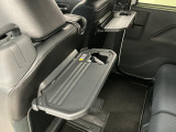 【格納式シートバックテーブル】車内でのお食事などで活躍♪カップホルダーも備えています。