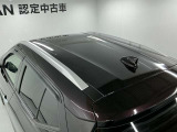 【ルーフレール】このレールにルーフキャリアを取り付け、その上にルーフボックスなどのアタッチメントを装着することで、サーフボードやスノーボード、自転車などの様々な荷物を積載できます。