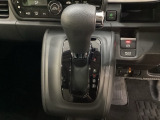 CVT車のセレクトレバーです。低速から高速まで、変速ショックのないスムーズな走りと、エンジン効率のよい領域を維持して燃費にも貢献します。サイドブレーキはスイッチ操作の電子制御パーキングブレーキです。