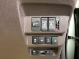 パワースライドドアの開閉はスマートキーのリモコンやドアノブは勿論、運転席側のスイッチ操作でも開閉ができ、安全・簡単です。