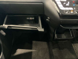 車検証入れになどにも使える便利な収納BOXあります。