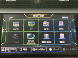画面のメニューからラジオやテレビ、CD・DVDなどの項目を選べます。目的地設定や電話関連のメニューも並び、日常の移動で使いたい機能を画面上から確認しやすい構成です。
