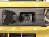 急速充電は車内のボタンを操作して開け、あとは充電コネクターを差すだけで充電開始します。