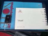 取扱説明書やメンテナンスノートもそろっています。スマートキーは荷物を持っている時でも、キーを取り出さずドアの施錠・開錠ができます。