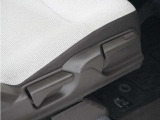 ◆シートハイトアジャスター◆運転席を上下に高さ調節ができます!運転ポジションを体格に合わせてシート調整できます。
