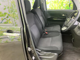 座面と背もたれにゆとりを感じる前席は、落ち着いた色合いで車内に自然になじみます。ドアからの乗り降りもしやすく、運転席・助手席ともに日常使いに心地よい空間です。