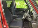 前席は視界が広く、運転席から前方や周囲を見渡しやすいレイアウトです。座面と背もたれには落ち着いた色合いを採用し、ゆったりとした姿勢で過ごせる空間にまとまっています。