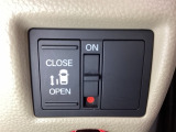 左側電動スライドドアは運転席からでも操作ができるように、ハンドル付近に開閉の操作スイッチが付いています。