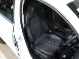 程よい硬さとホールド性が高いシートで長時間運転も快適です。