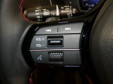 【ステアリングリモコン】ステアリングにオーディオ調節可能なスイッチが装備されていますので運転中でも視線をそらさずにオーディオの調節が可能です!