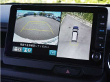 【マルチビューカメラシステム】車両の前後と左右のドアミラーに搭載した計4台のカメラで映します。前方左右を幅広く見渡す視界や、自車を上空から見下ろしたような視界など、合計8種類のビューを設定。