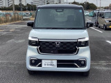 LEDヘッドライトは、本当に明るくて安全です。暗い夜道からお客様を守ってくれます。運転しやすいですし、自慢にもなるかも?黄色いハロゲンライトと見比べてください。