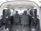 サードシートは両側に跳ね上げられ広い荷室スペースとなります。