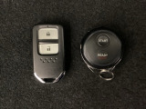 スマートキーを装備しています。鍵を差し込むことなくドアロックの開け閉めと、スタートボタン操作でのエンジンスタートができます。加えて、純正リモコンエンジンスターター用の操作キーもついています。