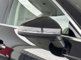 ●アウディサイドアシスト『後方の死角を並走する車両を検知しドアミラーの内側のLEDが点灯。ドライバーに注意を促し事故を未然に防ぐシステムです。』