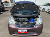 クリーナーを施工箇所全体に噴霧を行い、汚れ箇所を中心にブラッシングします。その後、専用の機械を使い、リンサーまたはスチーム洗浄で汚れを落としております。
