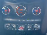 ●デュアルオートエアコン:運転席・助手席それぞれで温度設定が可能な独立式オートエアコンを標準装備しております!