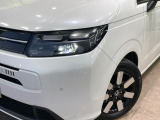 【LEDヘッドライト】悪天候や夜間走行時も良好な視界を確保し安心して運転できる高輝度LEDヘッドライトを装備!点灯速度が早く、消費電力も抑えられています。
