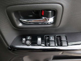 運転席から各ウインドウの操作がスムーズに行えます。