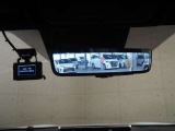 電子バックミラーです。荷物や人の映り込みがありません。