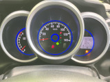 速度やエンジン回転数などをひと目で確認しやすい配置で、運転中の情報把握をサポートします。表示がまとまっており、必要な情報を見つけやすいのも魅力です。