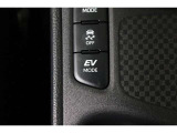 静粛性に優れた快適空間と静かな走りを実現。さらにEVモードではモーターのみでの走行でエンジン音や振動を感じさせない走りが楽しめます。