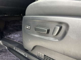 電動パワーシートです。 高級車によく付いてますね。 ポジションを細かく調整、出来るので長時間の運転もリラックスして出来ちゃいますね。