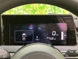 速度やシフト位置、走行距離などの情報が画面にまとまり、運転中に必要な表示を確認しやすい構成です。車両周辺の状況を示す表示もあり、日常の運転をサポートします。