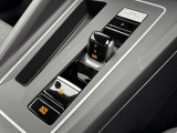 スイッチ式シフトセレクター/エンジンスタートボタン/電子パーキングブレーキを機能的にレイアウトした先進的なコックピット。