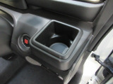 運転席右側のドリンクホルダーです。