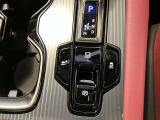 ブレーキホールド機能搭載してます。ホールド機能オン時はブレーキから足を話してもブレーキ機能が維持されるので、足の疲労が軽減されます。