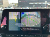 画像の左側は運転席から見ることのできないフロント左側を映している画像です、狭い道や幅寄せ時に便利です。